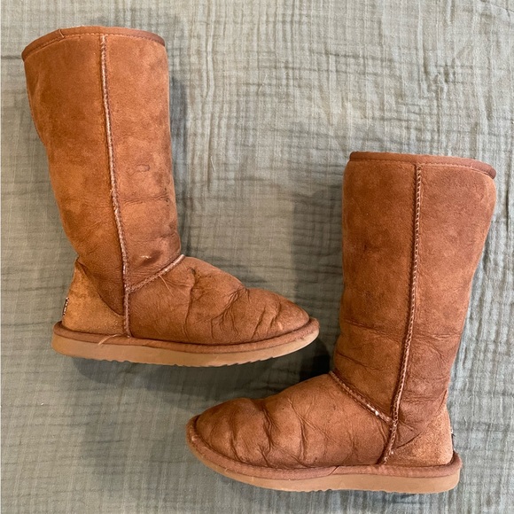 UGG Classic II Genuine Shearling Lined Tall Boot - Picture 9 of 10